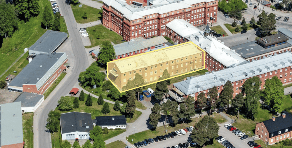 En flygbild av hus 13 på Gävle sjukhus. Byggnaden ska rivas. Byggnaden är markerad gul. 