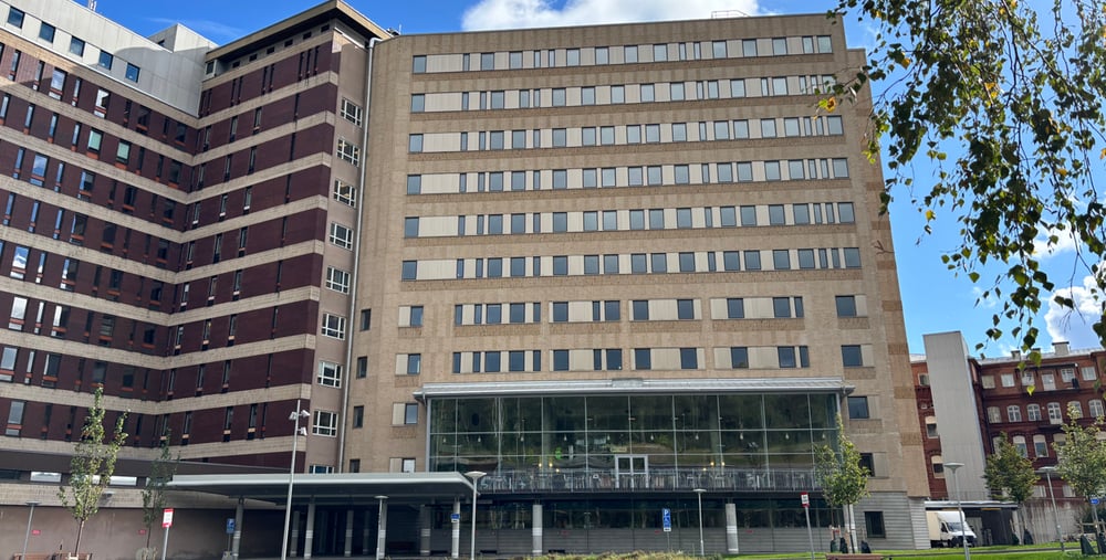 En stor byggnad med många fönster på sidan.