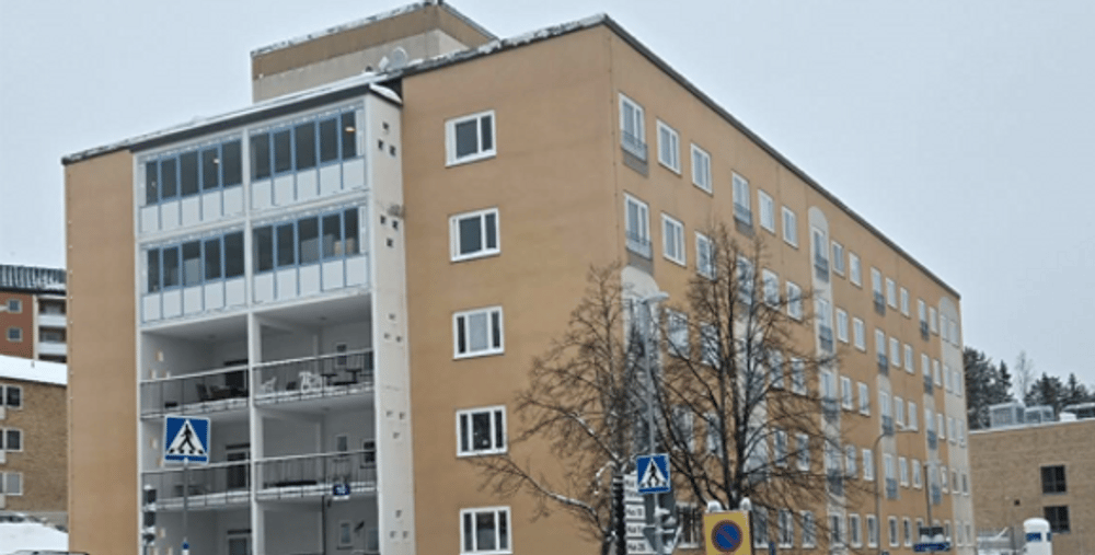 Hus 10 på Hudiksvalls sjukhus i vintermiljö. Bilden är tagen från kortsidan och visar fasaden och balkongerna mot Jakobsbergsvägen. 