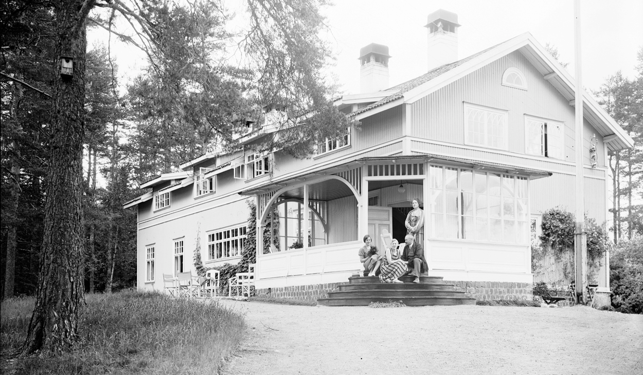 Ett svartvitt foto av ett stort hus.