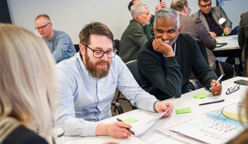 Tjänstemän arbetar tillsammans på en workshop.