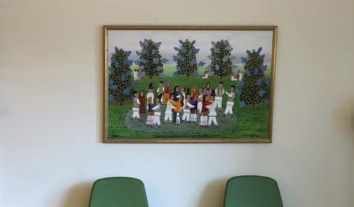 En bild av en grupp människor som hänger på en vägg.