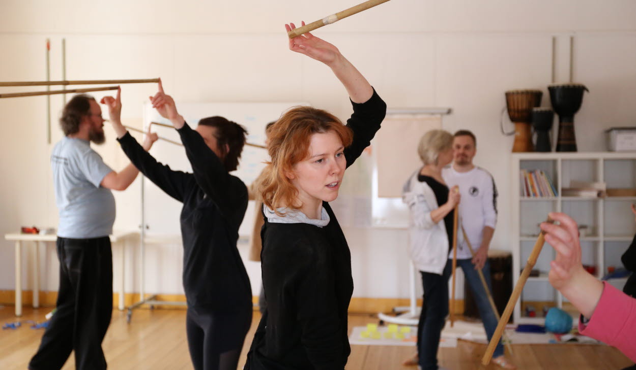 Kursdeltagare utför dramaövningar