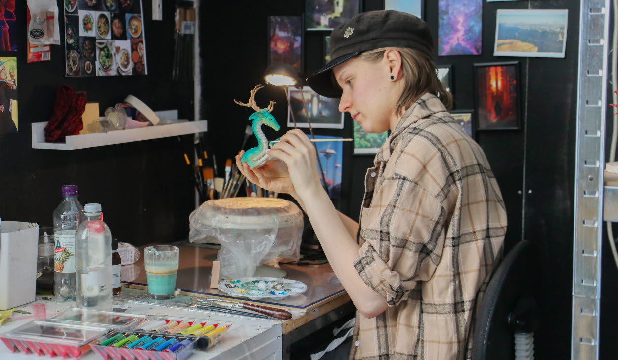 Konstnär som jobbar med skulptur