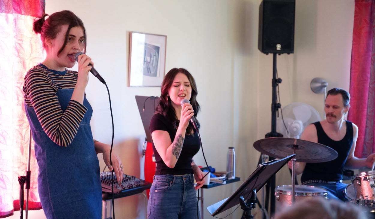 Kursdeltagare som spelar instrument