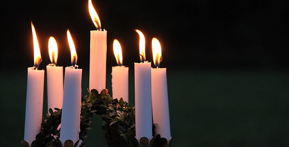 Luciakrona med levande ljus