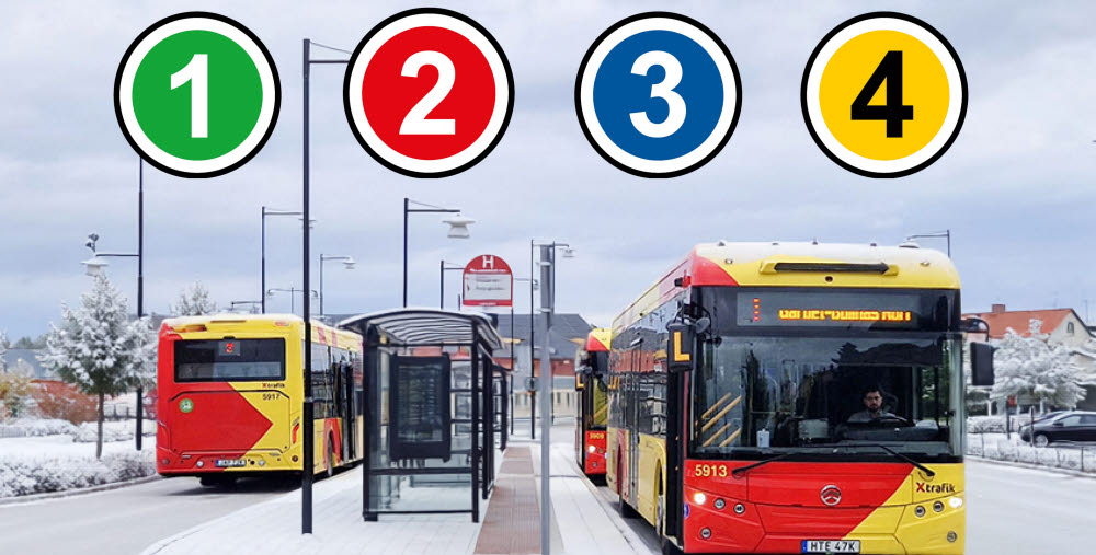 Två stadsbussar från X-trafik står vid en hållplats i vintermiljö.