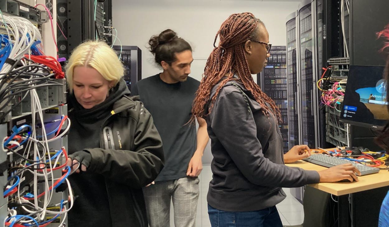 Servertekniker i ett serverrum