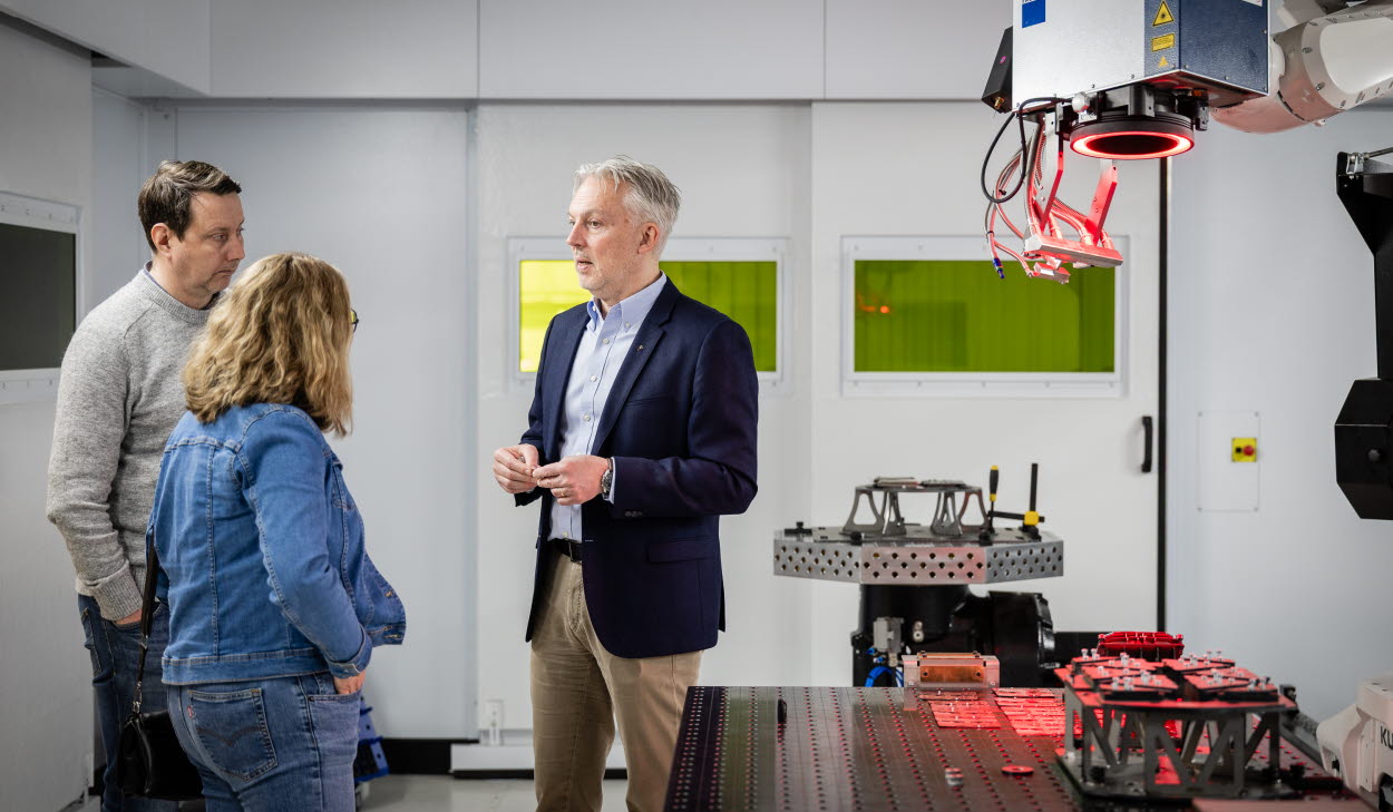 Niclas Cronsell och Cecilia Hedlöf från regional utveckling tillsammans med NITIU:s vd Patrik Eriksson under invigningen av labbet i Sandviken.