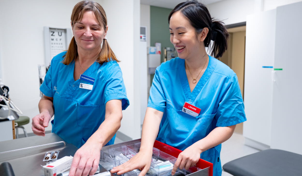 Två vårdmedarbetare förbereder provtagningsutrustning